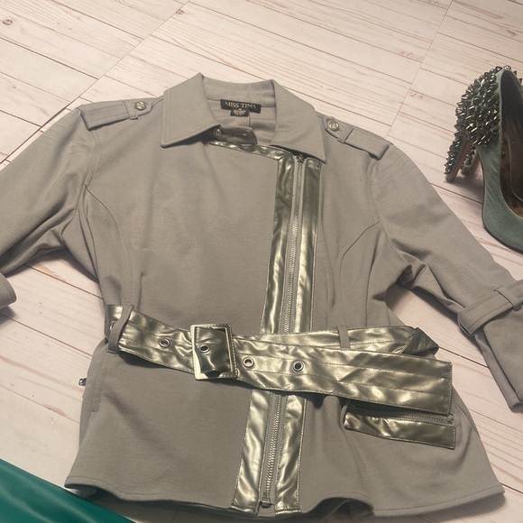 Miss Tina - Picture 3 of 12